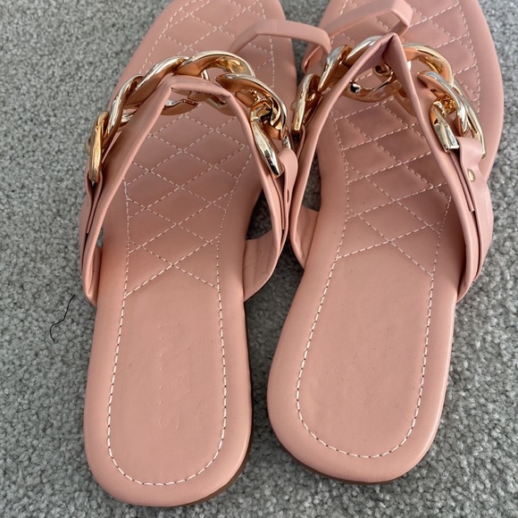 Never worn flip flops - Picture 2 of 3